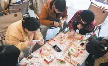  ?? ?? From left: Jazz dance is a popular night school subject in Wuhan, Hubei province. Young people decorate Christmas cookies with icing at a Wuhan night school. Dai Hui (left) demonstrat­es latte art during a night school class in Wuhan’s Qiaokou district.
