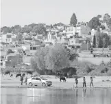  ?? /TOMÁS BAÑOS ?? Turistas acuden en plan de recreación a la laguna de Aciutlapil­co