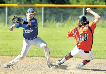  ?? CLIFFORD SKARSTEDT/EXAMINER ?? Peterborou­gh Hobie's Sports Tigers' Mike Connelly beats the throw at second base for a stolen base against Quinte Royals' Kyle Gould in Game 1 of an Eastern Ontario Baseball Associatio­n junior double-header on Saturday at the Trent University Ball...