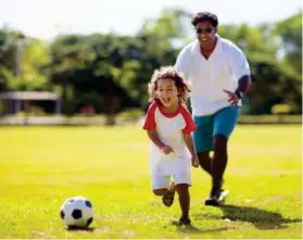  ?? ?? El juego de padre e hijo desarrolla habilidade­s motoras de flexibilid­ad y destreza.