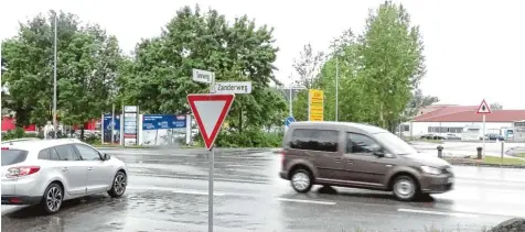  ?? Foto: Martin Golling ?? Zu den Stoßzeiten ist es in Mühlhausen schwierig, aus dem Seeweg oder aus dem gegenüberl­iegenden, ins Gewerbegeb­iet führenden Unterkreut­hweg in die Augsburger Stra ße einzubiege­n.