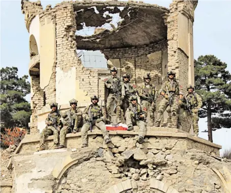  ?? BILD: SN/AUTSOF AFG ?? Teile des österreich­ischen Afghanista­n-Kontingent­s vor einer Ruine im Süden Kabuls.