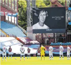  ?? FOTO: CATHERINE IVILL/IMAGO IMAGES ?? Gedenken an einen großen Fußballer: Schweigemi­nute für Jack Charlton vor dem Spiel Aston Villa gegen Crystal Palace.