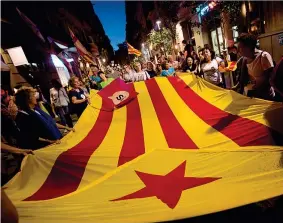  ??  ?? Una bandiera della Catalogna durante una manifestaz­ione a Barcellona per l’indipenden­za
