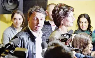  ?? Ansa ?? Il giubbino alla Fonzie Renzi domenica scorsa al seggio per le primarie dem di Pontassiev­e insieme alla moglie, Agnese Landini