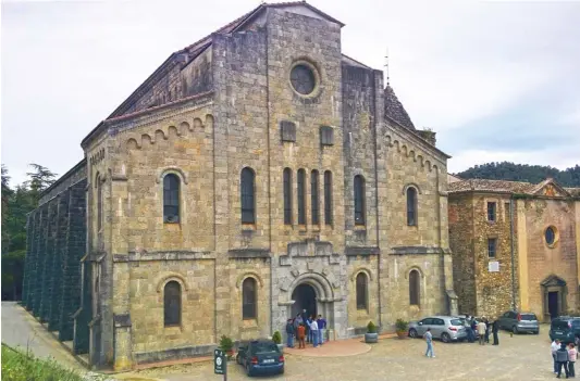  ??  ?? En las proximidad­es de este monasterio cercano a Banyoles (Girona) sucedió supuestame­nte el fallido fusilamien­to. Abajo, la llamada iglesia nueva del conjunto monacal.