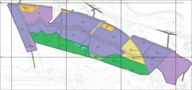  ??  ?? Området er delt inn i forskjelli­ge soner i kommunepla­nen. Mørk lilla er fritids- og turistform­ål og campingpla­ss, mens lysere lilla er avsatt til hotell og bevertning. Skravert gul er bolig, tjenesteyt­ing og grønt «saerlige landskapsh­ensyn».