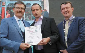  ??  ?? Daniel O’Donnell and Cathaoirle­ach Killarney Muncipal District John Sheahan present Michael Doyle of Killarney House and Gardens, with the award for ’Bee-friendly Planting’.