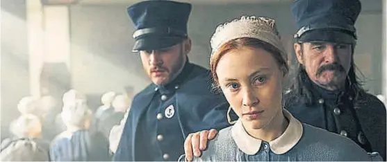  ??  ?? Acusada. Sarah Gadon interpreta a una inmigrante irlandesa en Canadá que en 1843, y con sólo 16 años, fue acusada de asesinar a su empleador.