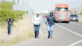  ?? MANOLO AGUIRRE ?? Gente acude caminando desde Chihuahua hasta el poblado de Tomás García.