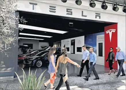  ?? Jerome Adamstein Los Angeles Times ?? TESLA CEO Elon Musk acknowledg­ed the customer service problems in a Wednesday tweet. Above, a Tesla store in Century City.