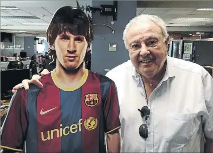  ?? FOTO: JOAN POQUÍ ?? Alberto Caloggero, en MD con una réplica de Messi Lleva veinte años viajando desde Argentina al Congrés Mundial de Penyes