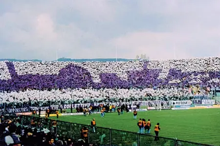  ??  ?? La celebre coreografi­a dei tifosi viola nella Fiesole Sopra: il sindaco Dario Nardella