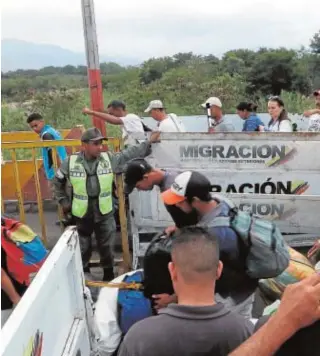  ?? EFE ?? Venezolano­s vuelven a su país cruzando la frontera con Colombia