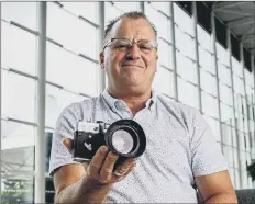  ?? Picture: Habibur Rahman ?? PSYCHIC Kevin Hooper taking a reading from a camera