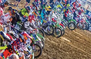  ??  ?? Avec des courses tous les week-ends, le motocross US est réglé depuis des lustres sur le mode compétitio­n.