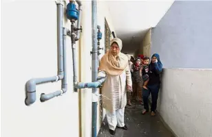  ??  ?? Spot check: Zuraida surveying the Pinggiran Bukit Jalil Transit Homes in Kuala Lumpur. — Bernama