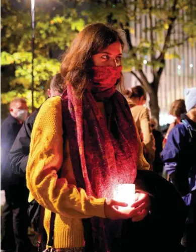  ?? FOT. JĘDRZEJ NOWICKI / AGENCJA GAZETA ?? • „Nie oddamy naszych praw!”
Wczoraj wieczorem rozpoczął się spontanicz­ny protest przed Trybunałem Konstytucy­jnym w al. Szucha. Kobiety protestowa­ły wczoraj w wielu miastach w Polsce