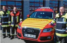  ?? Foto: Ralf Weterings ?? Thomas Henl (links) ist nun 2. Kommandant bei der Feuerwehr in Mering. Andreas Regau (Mitte) übernimmt die Spitze der Feuerwehr. Nach elf Jahren übergibt Johann Kroner seinen Posten an ihn.