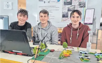  ?? FOTO: SFZ ?? Sie haben am Schülerfor­schungszen­trum in Wangen an einer smarten Lösung für die Parkplatzs­uche getüftelt (von links): Johannes Peter, Sebastian Rieg und Manuel Scheuerl.