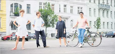  ?? [ Clemens Fabry ] ?? Vier Mitglieder des Team Wien am Parkplatz beim Naschmarkt: Daniela Mehlich, Mark Neuner, Anna Paul und Gregorio S. Lubroth (v. l.).