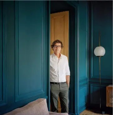  ?? PHOTOS François Halard ?? PIERRE YOVANOVITC­H dans l’embrasure de la porte du salon.