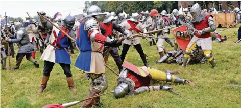  ?? RP-FOTO: STADE ?? „Reenactors“heißen die Akteure, die möglichst geschichts­treu Schlachten nachspiele­n. Am Wochenende sind sie auf Graefentha­l zu Gast.