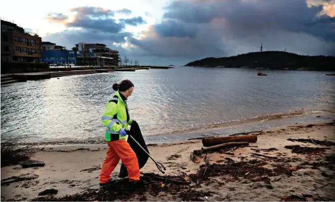  ?? FOTO: KJARTAN BJELLAND ?? Hilde Skiffard og kollegene i parkvesene­t plukker plast og annet avfall på Bystranda omtrent annenhver dag. Hun forteller om store mengder plast ute i skjaergård­en.