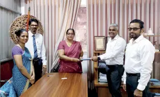  ?? ?? Pelwatte Dairy Deputy General Manager Milk Procuremen­t Susantha Malwatte and Manager Dairy Developmen­t Shantha Devapriya share the MOU with Animal Production and Health Department officials