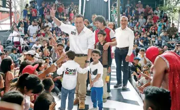  ??  ?? El candidato del tricolor a gobernar la Ciudad de México, Mikel Arriola Peñalosa, participó en un espectácul­o de lucha libre en la delegación Álvaro Obregón para festejar el Día del Niño.