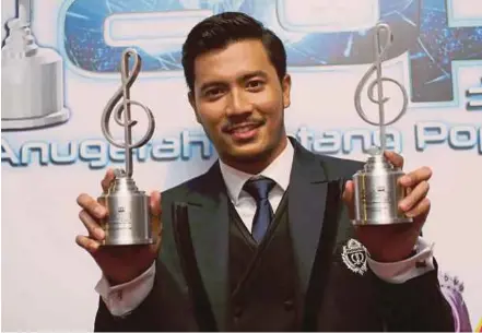  ?? SULAIMAN
PIX BY HALIMATON SAADIAH ?? Fattah Amin with his trophies, including the Most Popular Artiste award, at Anugerah Bintang Popular BH 30 at the Putrajaya Internatio­nal Convention Centre yesterday.
