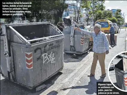  ?? Fotos: Gustavo Guamán / EXTRA ?? Los vecinos botan la basura de lejitos, debido al mal olor que tienen las unidades. Otros incluso botan muebles viejos, aunque es prohibido.
Algunas tapas se sostienen con palos, pues las palancas ya no sirven.