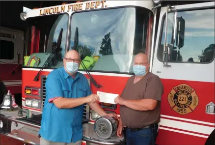  ?? SUBMITTED PHOTOS ?? Canastota Area Associatio­n of Churches Grant Chairman Scott Trefz presents last year’s grant to Chief Al Fowler of the Lincoln Volunteer Fire Department
