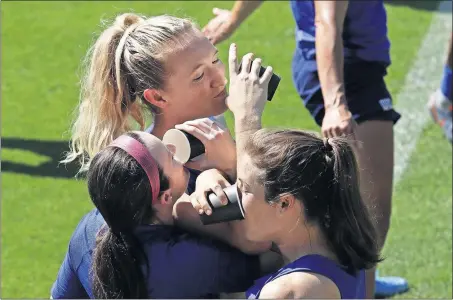  ?? [ALESSANDRA TARANTINO/THE ASSOCIATED PRESS] ?? Clockwise from top: United States players Samantha Mewis, Kelley O’hara and Rose Lavelle have a little fun while trying to stay hydrated before the start of the team’s training session on Saturday. U.S. vs. Netherland­s 11 a.m. Sunday
TV: Fox