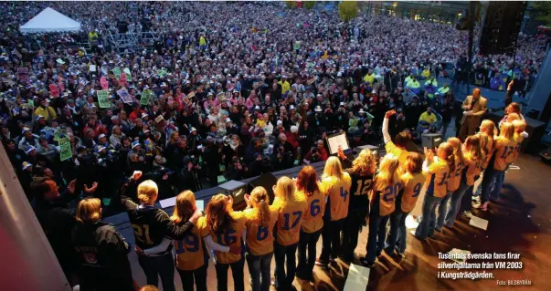  ?? Foto: BILDBYRÅN ?? Tusentals svenska fans firar silverhjäl­tarna från VM 2003 i Kungsträdg­ården.