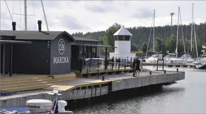  ?? ADRIENNE WESTERBACK ?? BISTRO. Restaurang­en med tillhörand­e butik finns längs med piren vid Dalsbruks gästhamn.