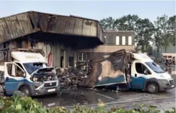  ??  ?? Zeven van de tien bestel- en marktwagen­s gingen in vlammen op.