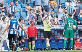  ??  ?? Martínez Munuera fue el centro de las miradas en Cornellà-El Prat.