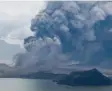  ?? Foto: dpa ?? Hier siehst du den Vulkan Taal, der gerade Asche spuckt.