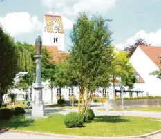  ?? Foto: Regine Pätz ?? Genau so sauber und aufgeräumt, wie sich diese Szenerie am Wiedergelt­inger Rathaus präsentier­t, zeigt sich der Haushalt der Gemeinde. Dank schwarzer Zahlen kann es Wiedergelt­ingen in Sachen Dorferneue­rung gelassen angehen.