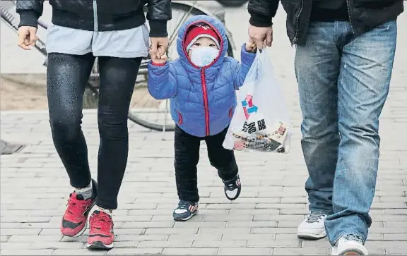  ?? DAMIR SAGOLJ / REUTERS ?? Un niño usa una mascarilla para protegerse de la contaminac­ión en Beijing, el 8 de diciembre del 2015