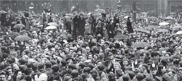  ?? PICTURE: YORKSHIRE POST NEWSPAPERS ?? VAST GATHERING: Dense crowds on The Headrow and Victoria Square, in front of Leeds Town Hall, await the Victory Parade to begin, part of the VE celebratio­ns, on May 13, 1945.