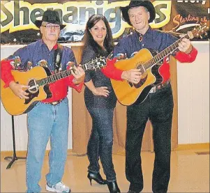  ?? SUBMITTED PHOTO ?? Joe Hynes, left, host Judy MacLean and Kevin Beanland are shown at a Sunday Night Shenanigan­s event.