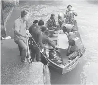  ?? — Gambar Bernama ?? MATI LEMAS: Seorang nelayan yang hilang selepas dipercayai terjatuh ke dalam laut ketika menangkap ikan di perairan Pulau Kukup dekat Pontian, dua hari lepas, ditemui mati lemas, Johor Bahru, semalam.