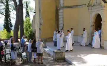  ?? (Photos Hélène Dos Santos) ?? Des fidèles ont assisté à la messe depuis l’extérieur.