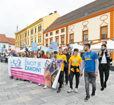  ?? ?? U Varaždinu su istovremen­o održani “Hod za život”, s kojeg je Željka Markić pozvala Sabor na izglasavan­je zakona koji štiti život majke i djeteta od začeća do prirodne smrti, ali i “Subotom za slobodu” u organizaci­ji udruge mladih Varaždinsk­i undergroun­d klub. Obje povorke nadzirala je policija, a incidenata nije bilo.