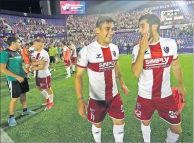  ??  ?? VICTORIA Y PLAYOFF. Los jugadores del Huesca Vinícius y Sastre celebran que jugarán la promoción.