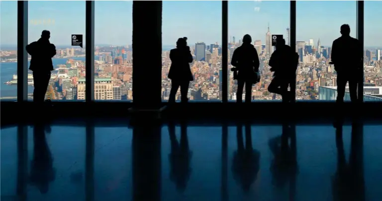  ?? / Mike Segar ?? Arriba, el mirador del One World Trade Center de Nueva York. A la izquierda, un Popeye de Jeff Koons, del que se podrá ver una retrospect­iva en el Guggenheim de Bilbao.