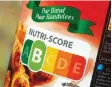  ??  ?? Visible sur les emballages, le Nutri-Score, qui note les aliments de la lettre A à E, est établi par un algorithme en fonction des calories, de la teneur en sucres, en graisses saturées et en sel, mais aussi selon le pourcentag­e de fibres, de fruits,...