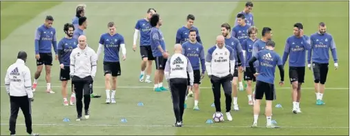  ??  ?? CONCENTRAC­IÓN. Zidane quiere mantener la intensidad de la plantilla en los entrenamie­ntos antes de la final.